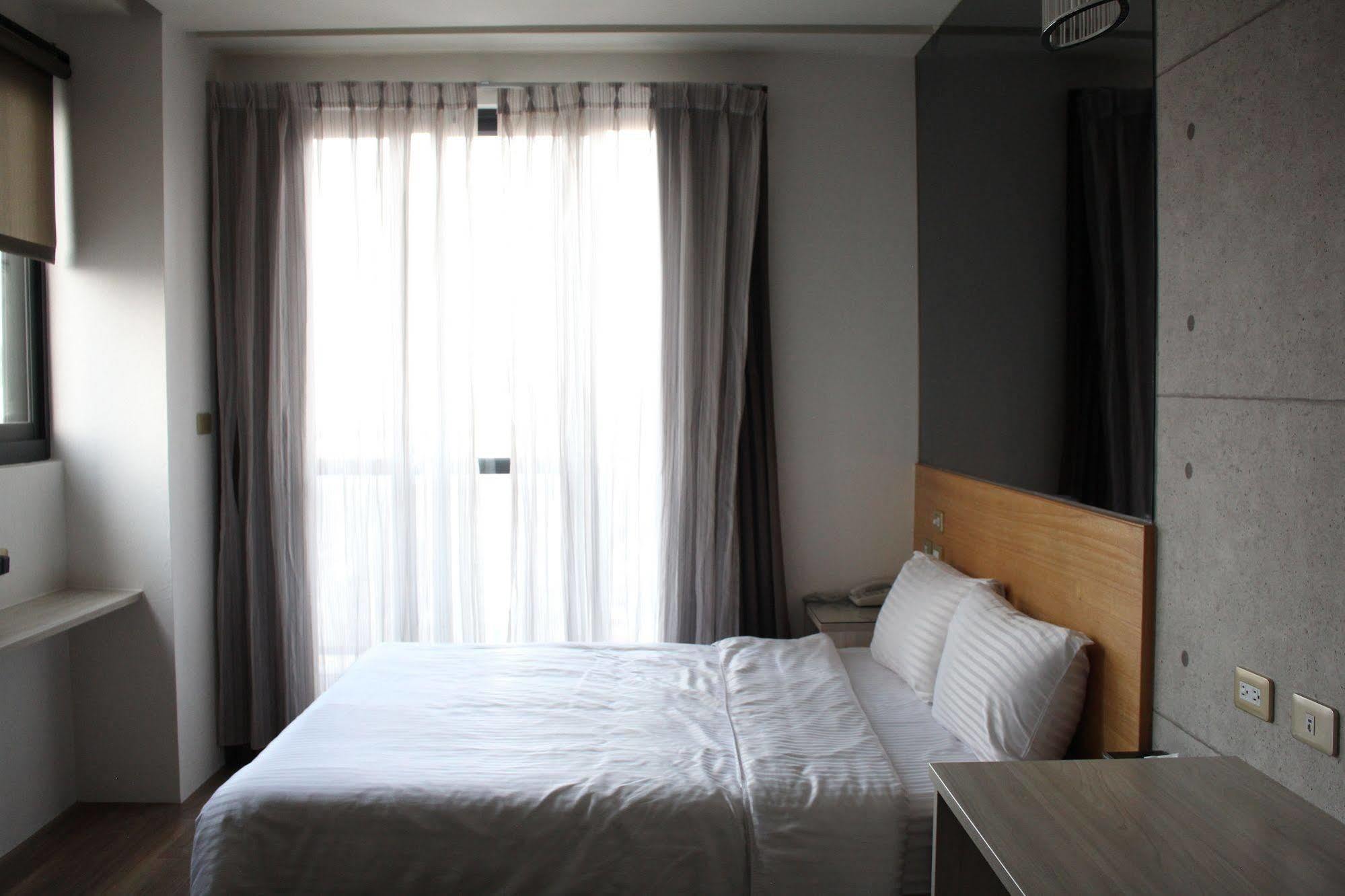 Check Inn Express Taichung Fuxing Hall 2 Exteriör bild